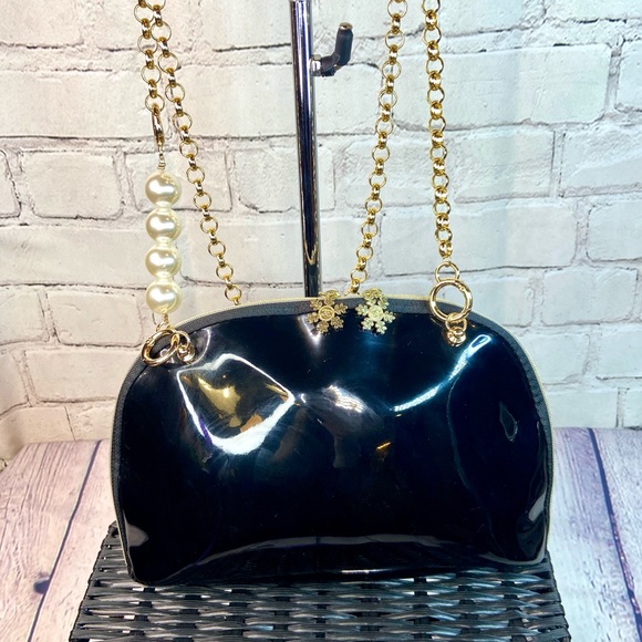 Chanel crossbody cosmetic bag from beauty line with handmade bag charm keychain - Picture 4 of 13